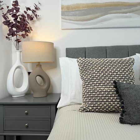 Modern One-Bedroom Apartment Суиндон Экстерьер фото