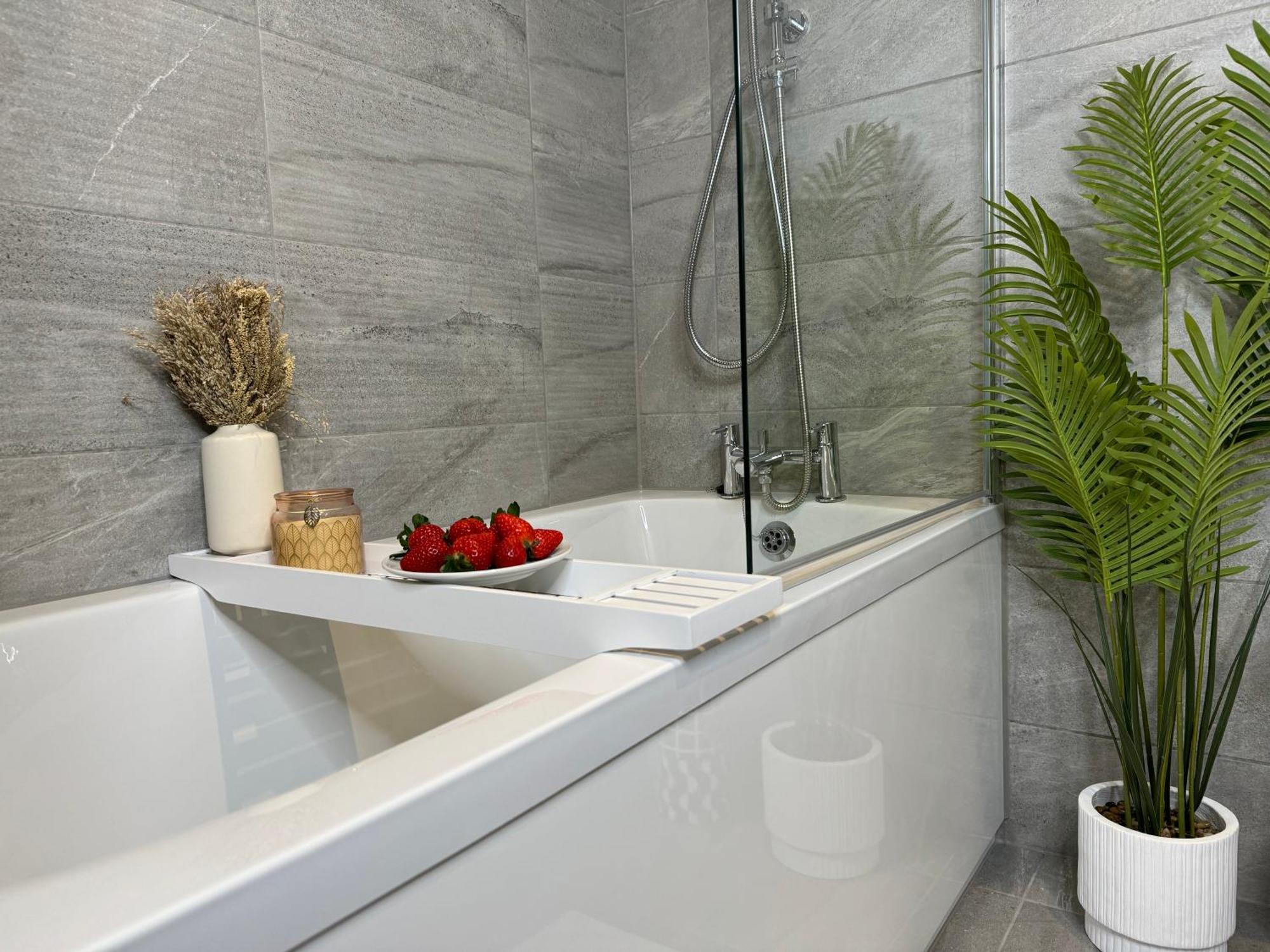 Modern One-Bedroom Apartment Суиндон Экстерьер фото