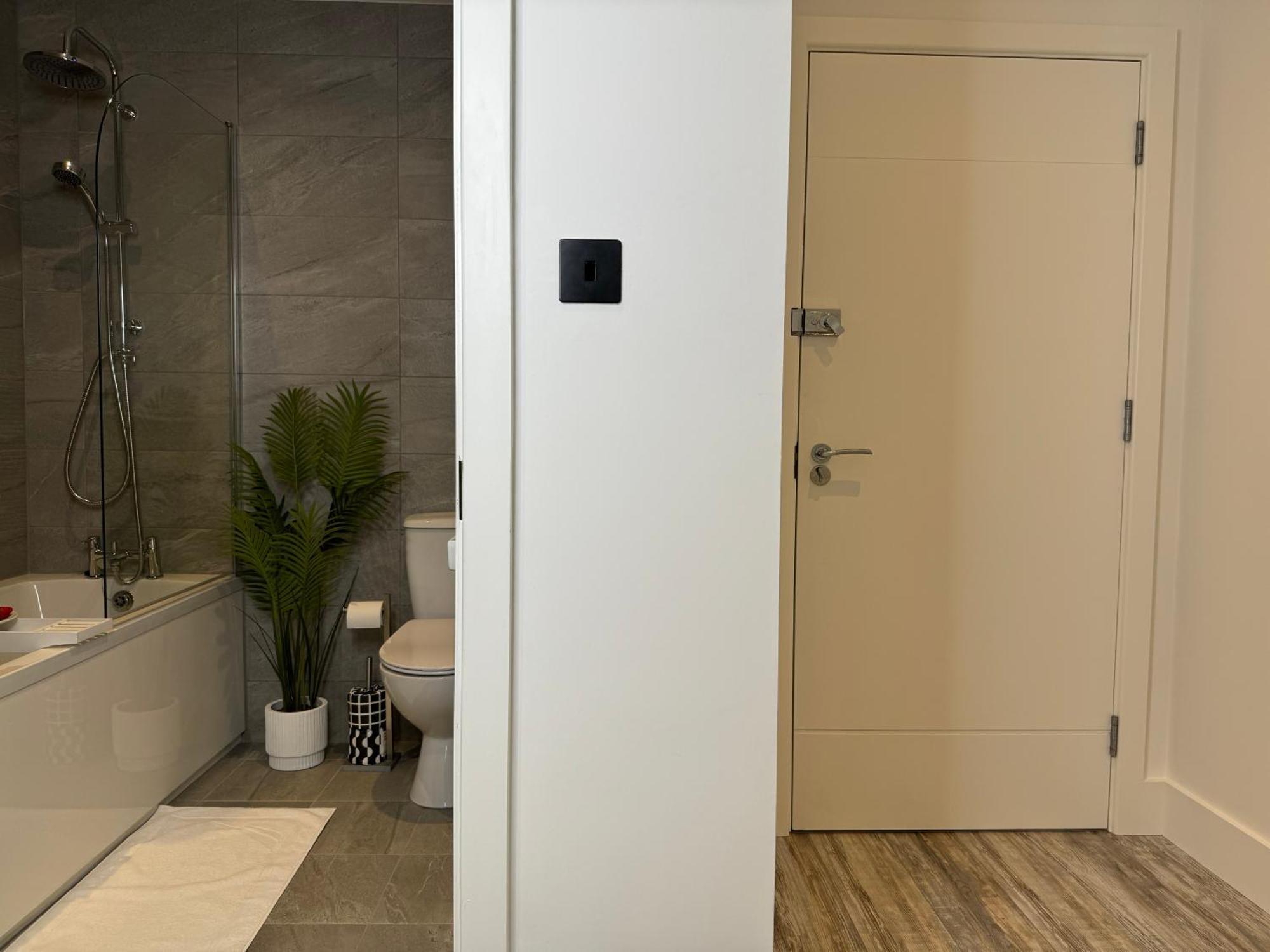 Modern One-Bedroom Apartment Суиндон Экстерьер фото