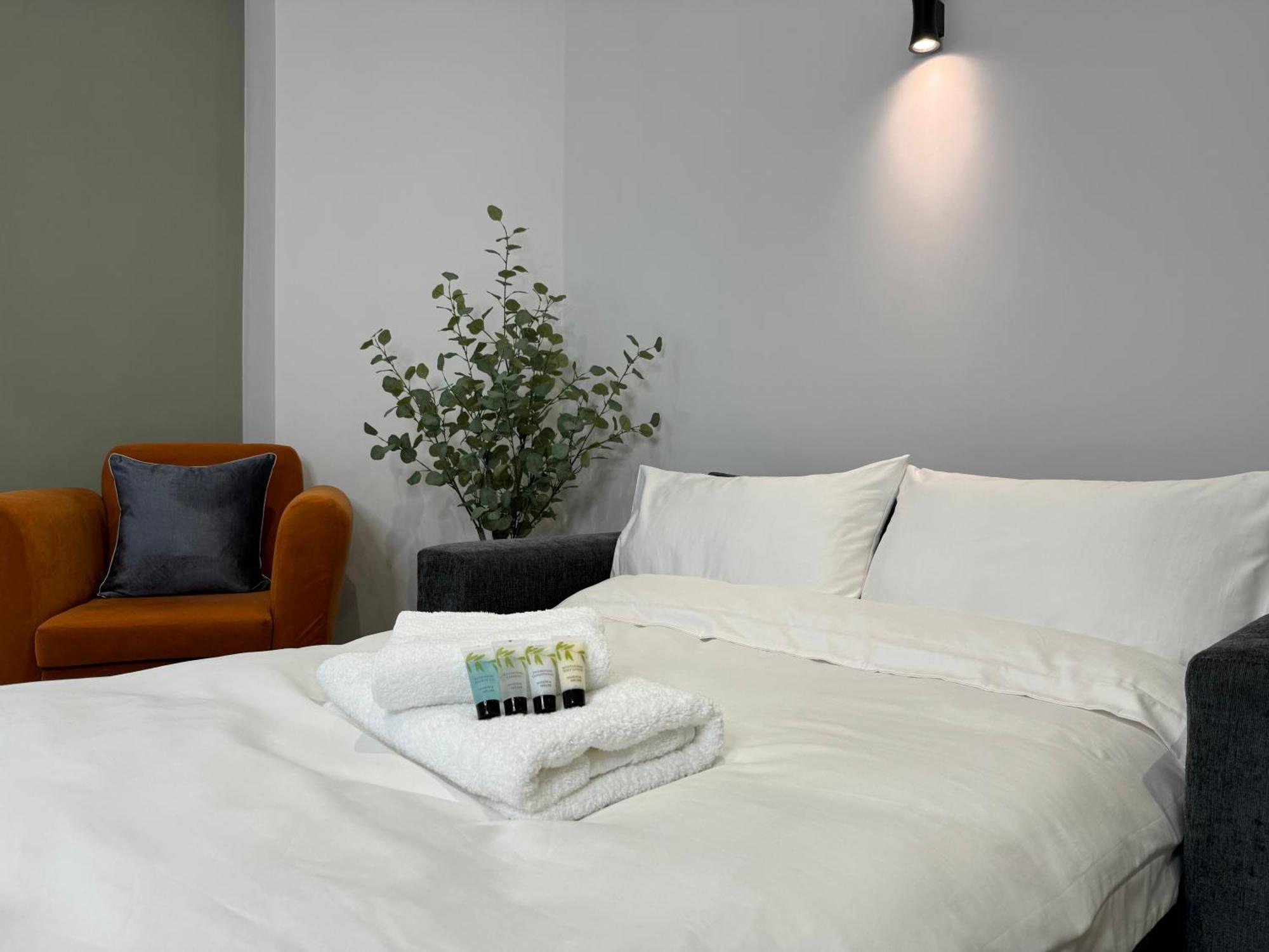 Modern One-Bedroom Apartment Суиндон Экстерьер фото