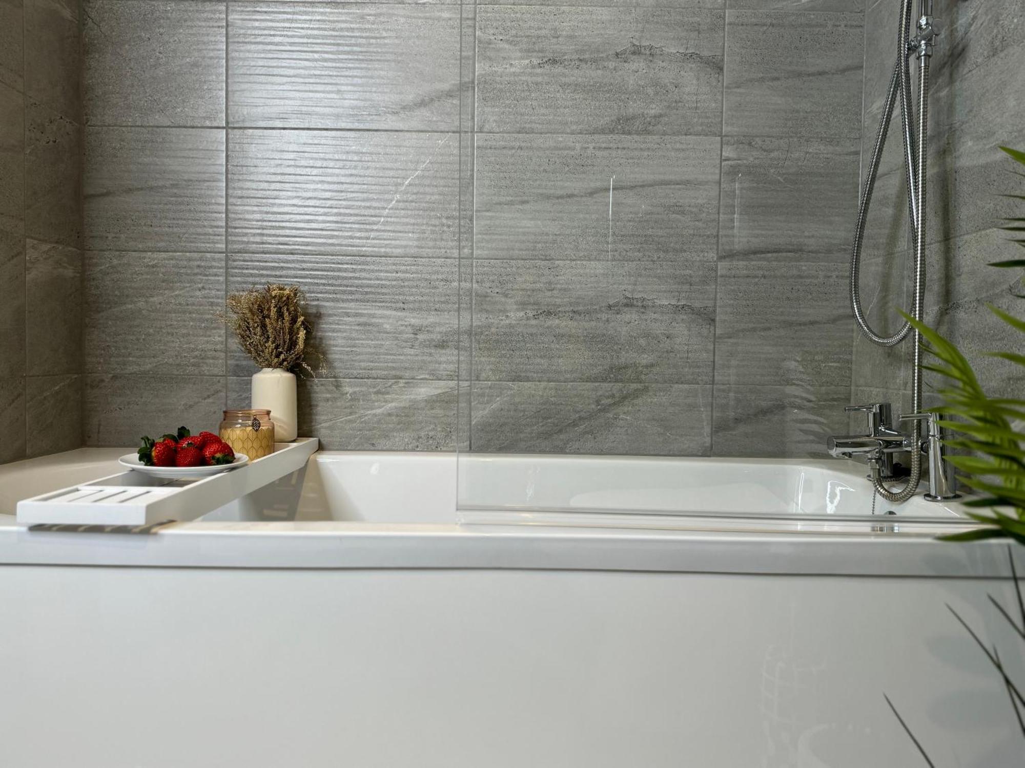 Modern One-Bedroom Apartment Суиндон Экстерьер фото